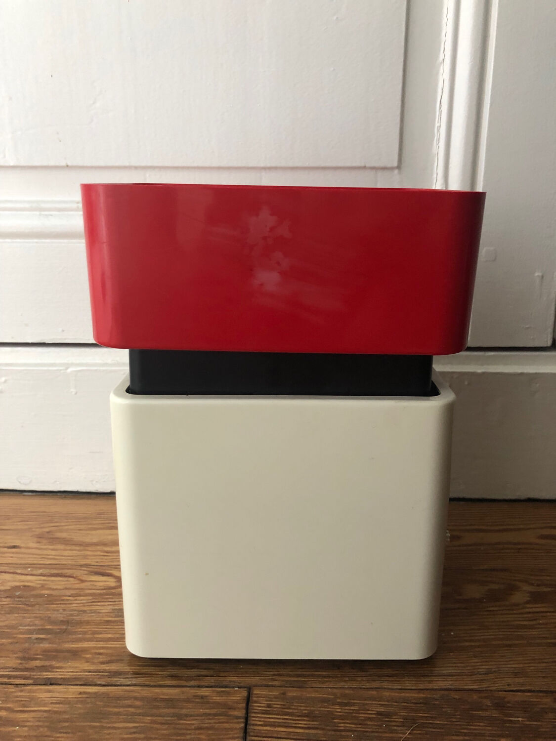 Red and white Tarraillon scale