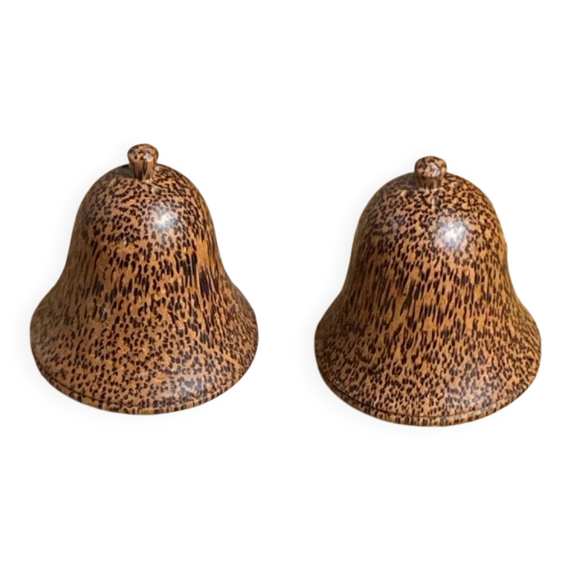 Salt and pepper shakers, bell-shaped, made of wood.