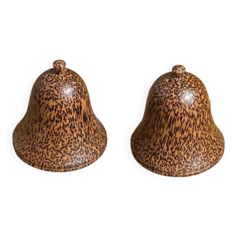 Salt and pepper shakers, bell-shaped, made of wood.