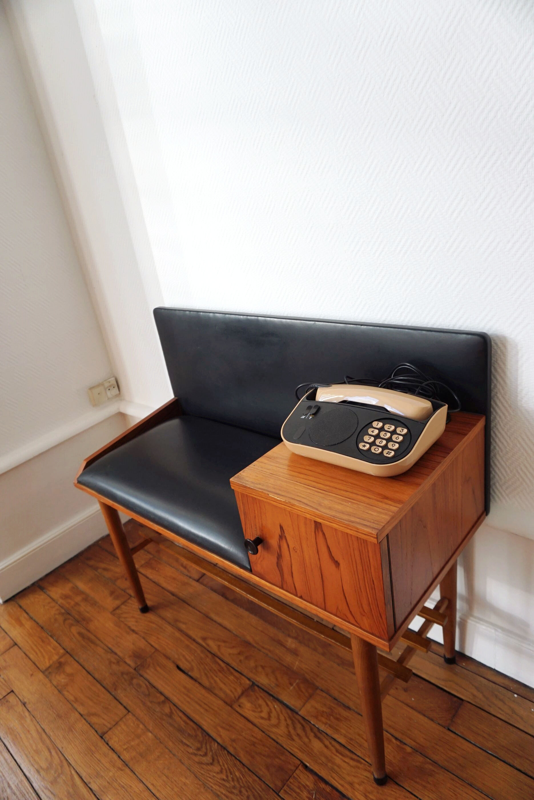 Table in excellent condition and very rare phone