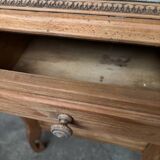 Petite table de chevet joliment travaillée