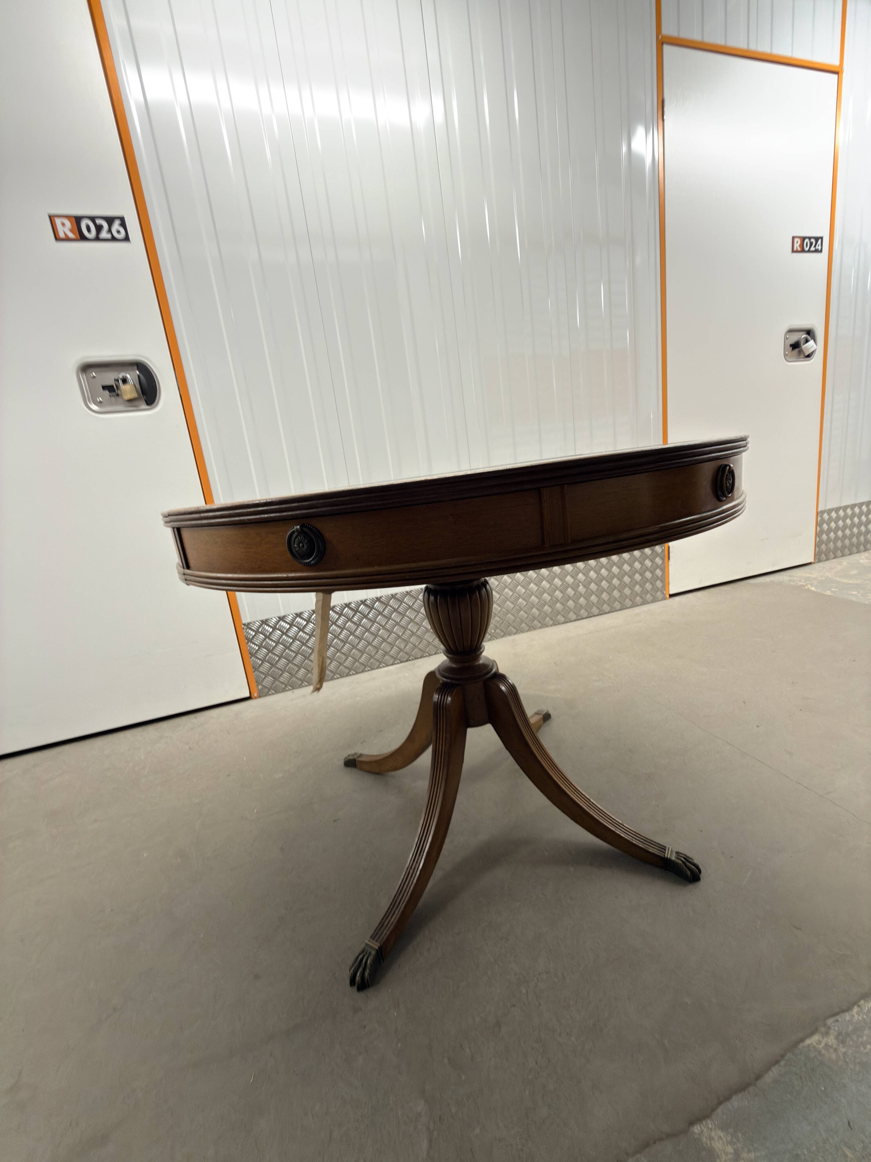 round dining room table