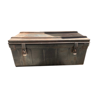 Metal storage trunk