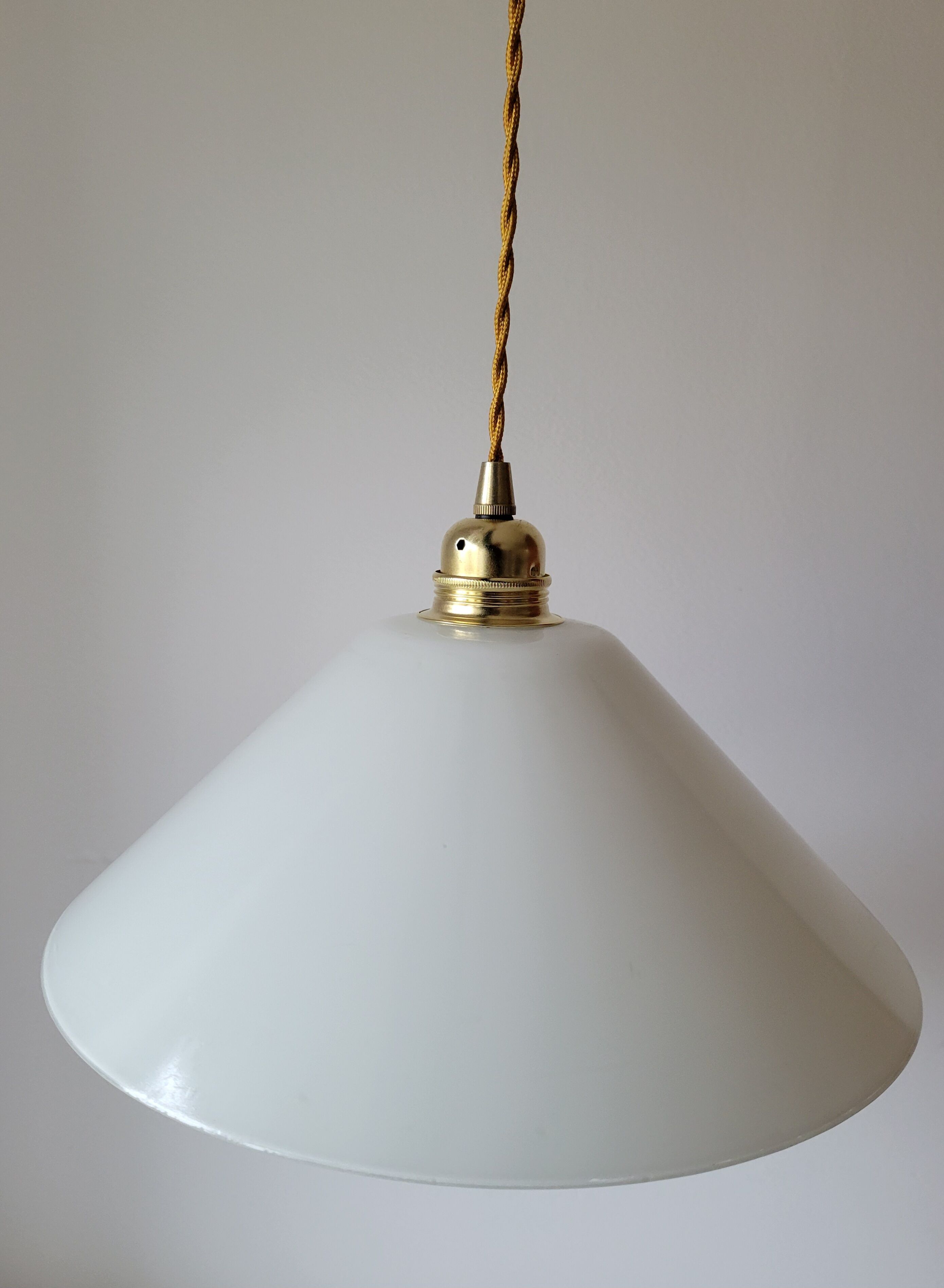 Conical suspension in white opaline