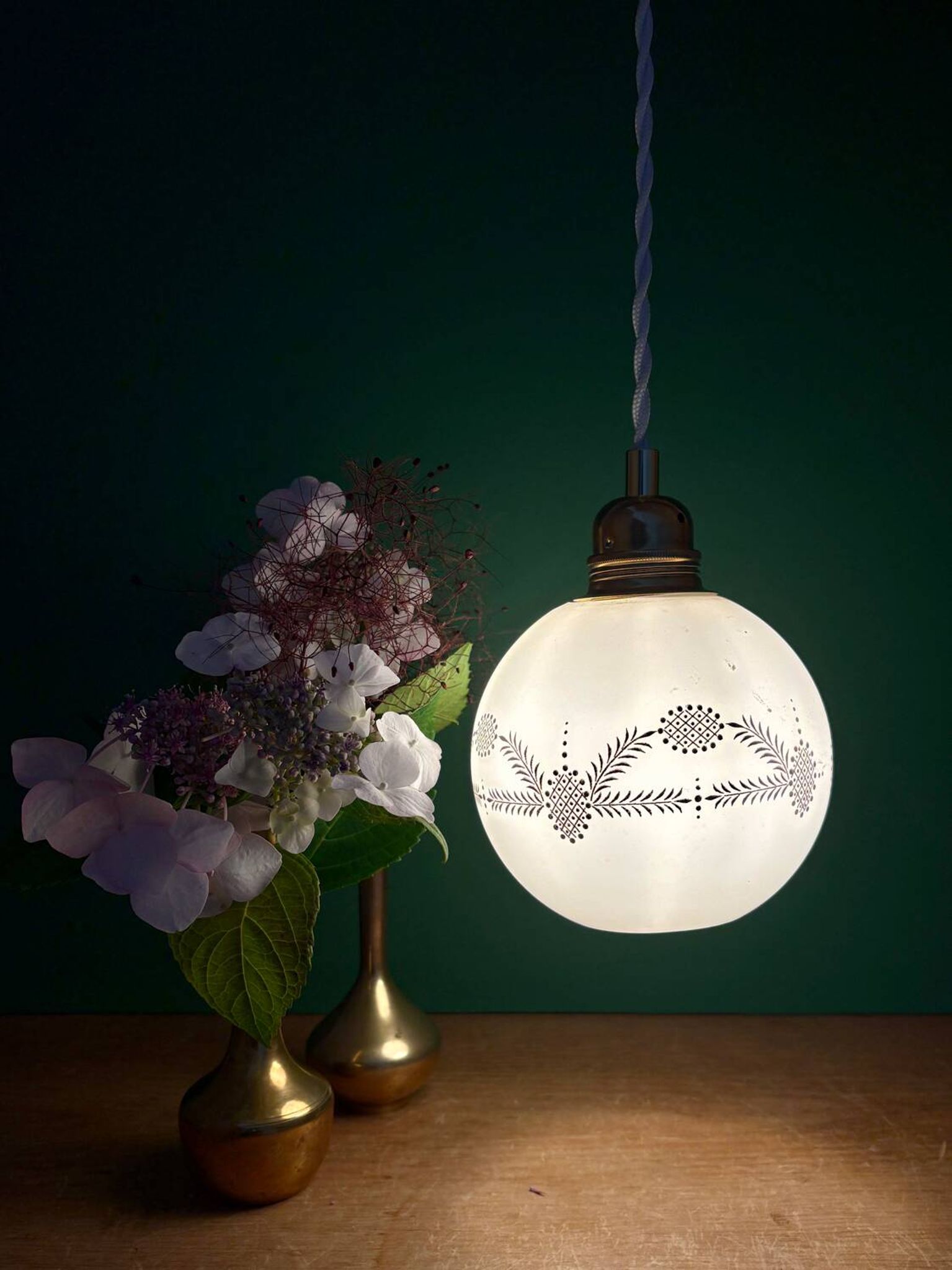 Suspension globe vintage en opaline blanche et dorée