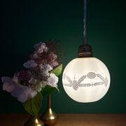 Suspension globe vintage en opaline blanche et dorée