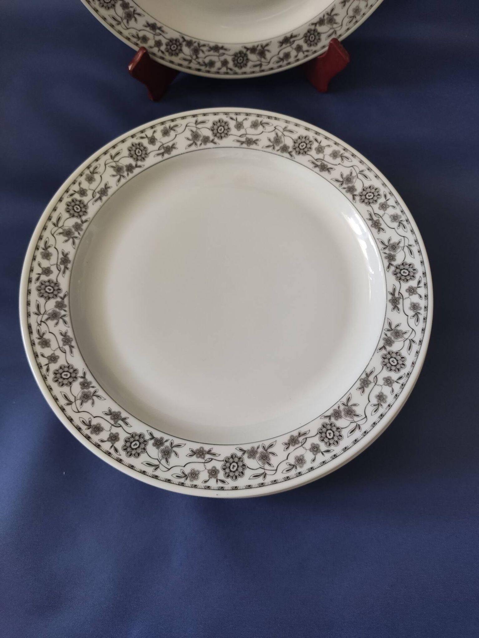 Set of 6 dinner plates and 4 dessert plates, made of porcelain.