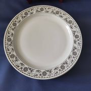 Set of 6 dinner plates and 4 dessert plates, made of porcelain.