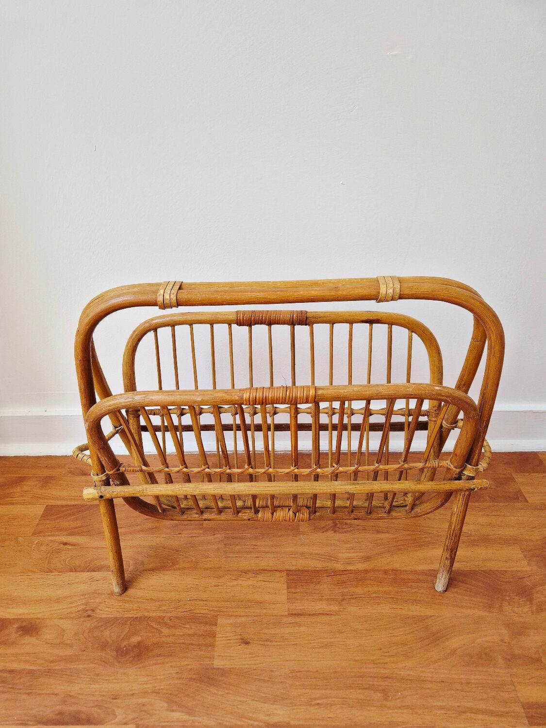 Foldable rattan magazine rack - Vintage