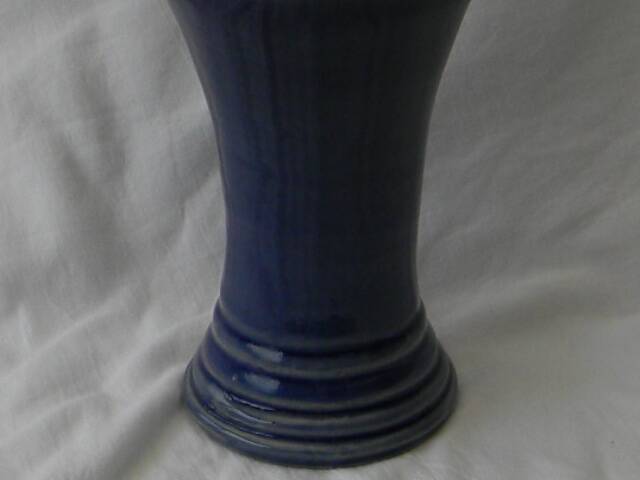 Vase bleu en grès vernissé  de ST AMAND EN PUISAYE.  Signé Fabrice Normand.