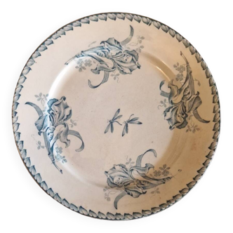 Assiette ancienne en terre de fer Badonviller, service "Iris"