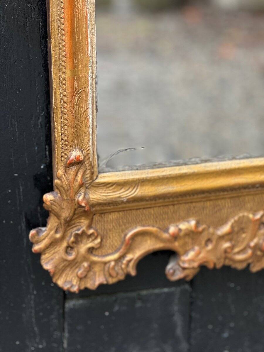 Baroque mirror in carved, stuccoed and gilded wood, Vienna circa 1700