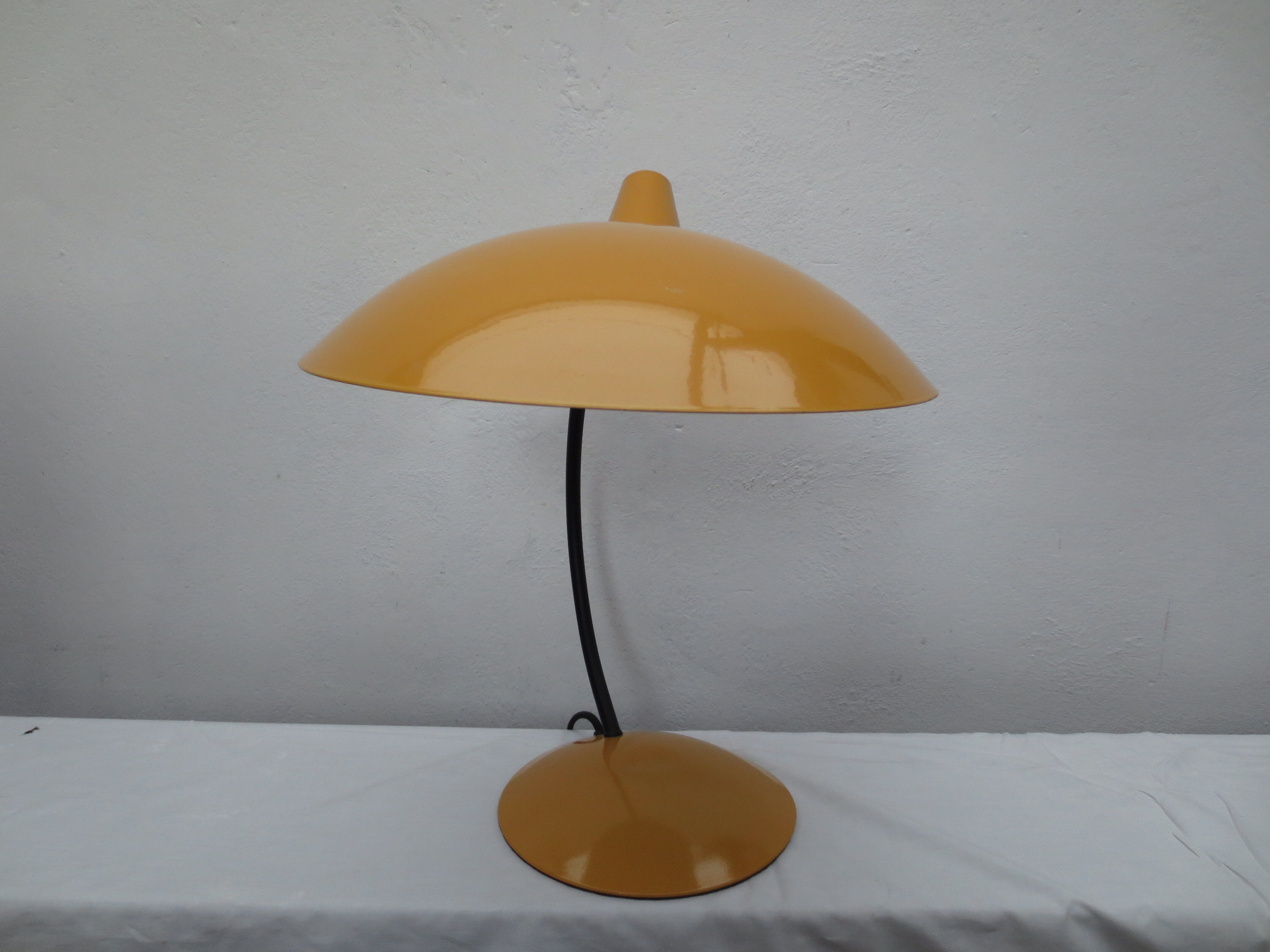 Lampe de table en métal jaune moutarde