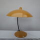 Lampe de table en métal jaune moutarde