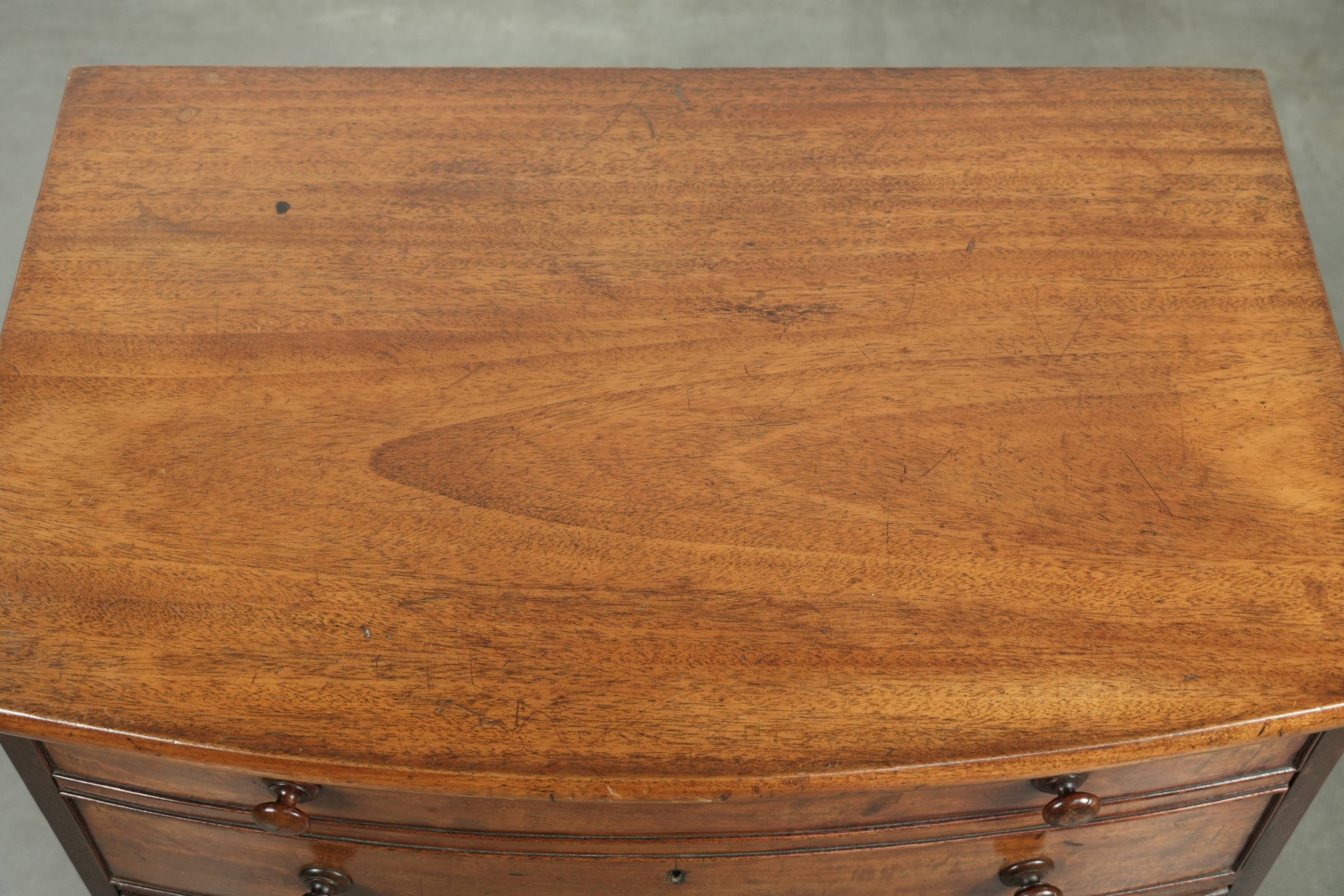 Commode anglaise du 19e siècle en taille subtile et unique.