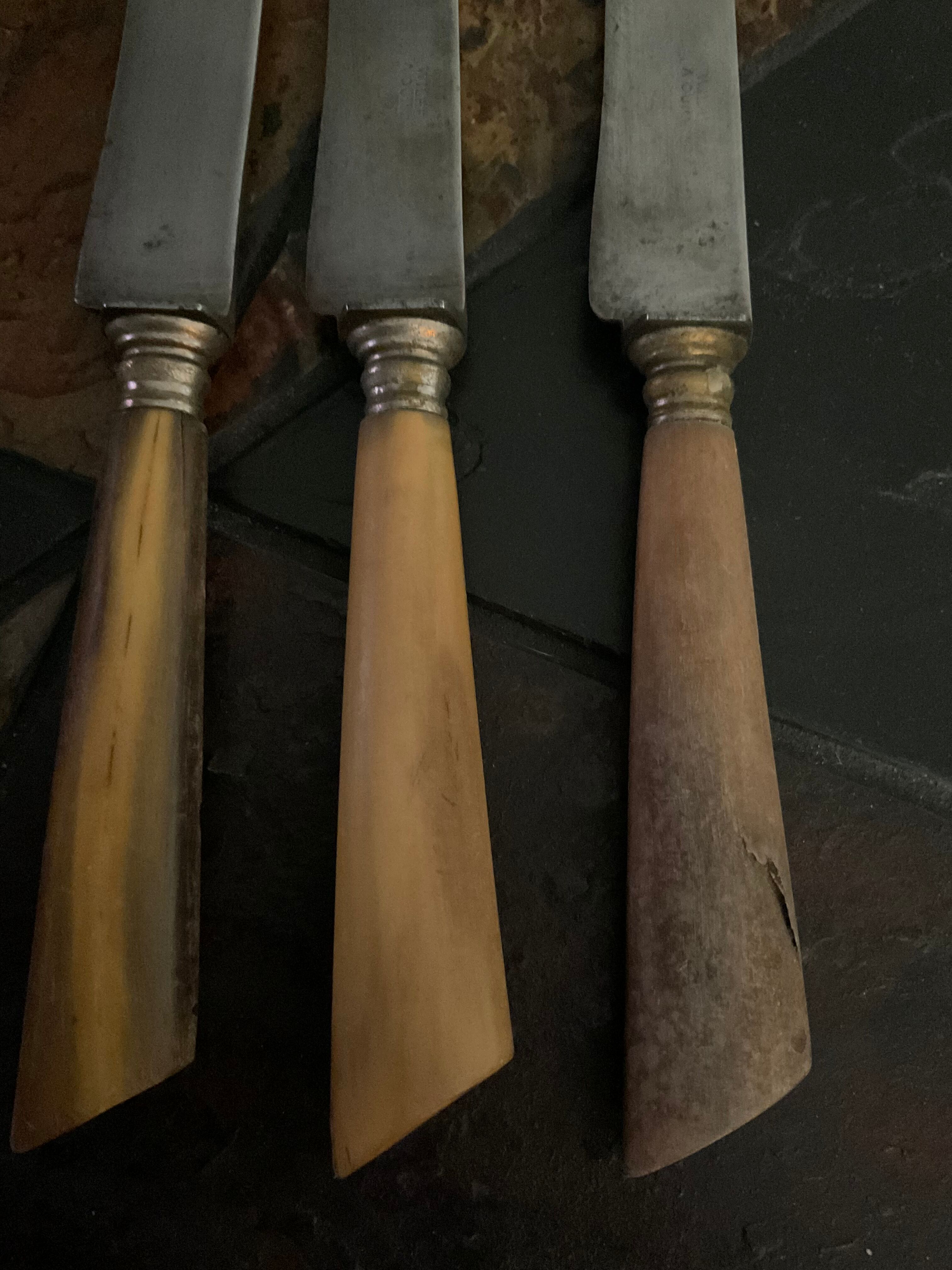 Box 9 knives +3 offered.old .