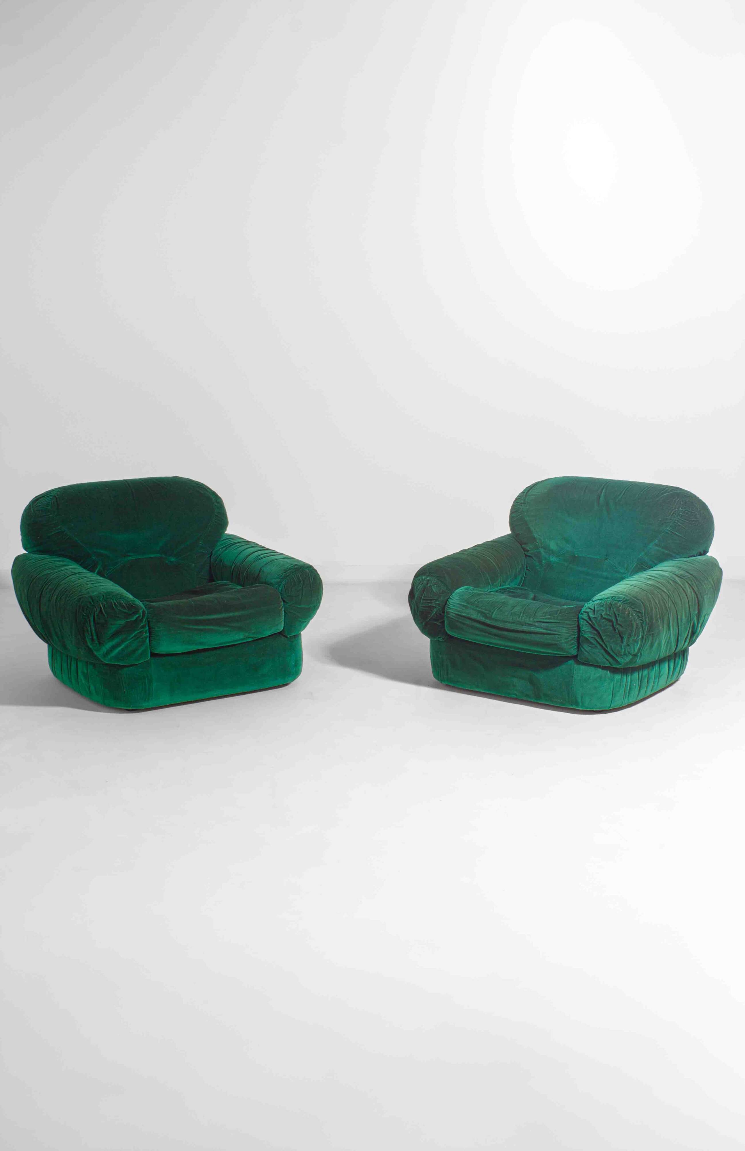 Paire de fauteuils de salon en velours vert, Italie, années 1970
