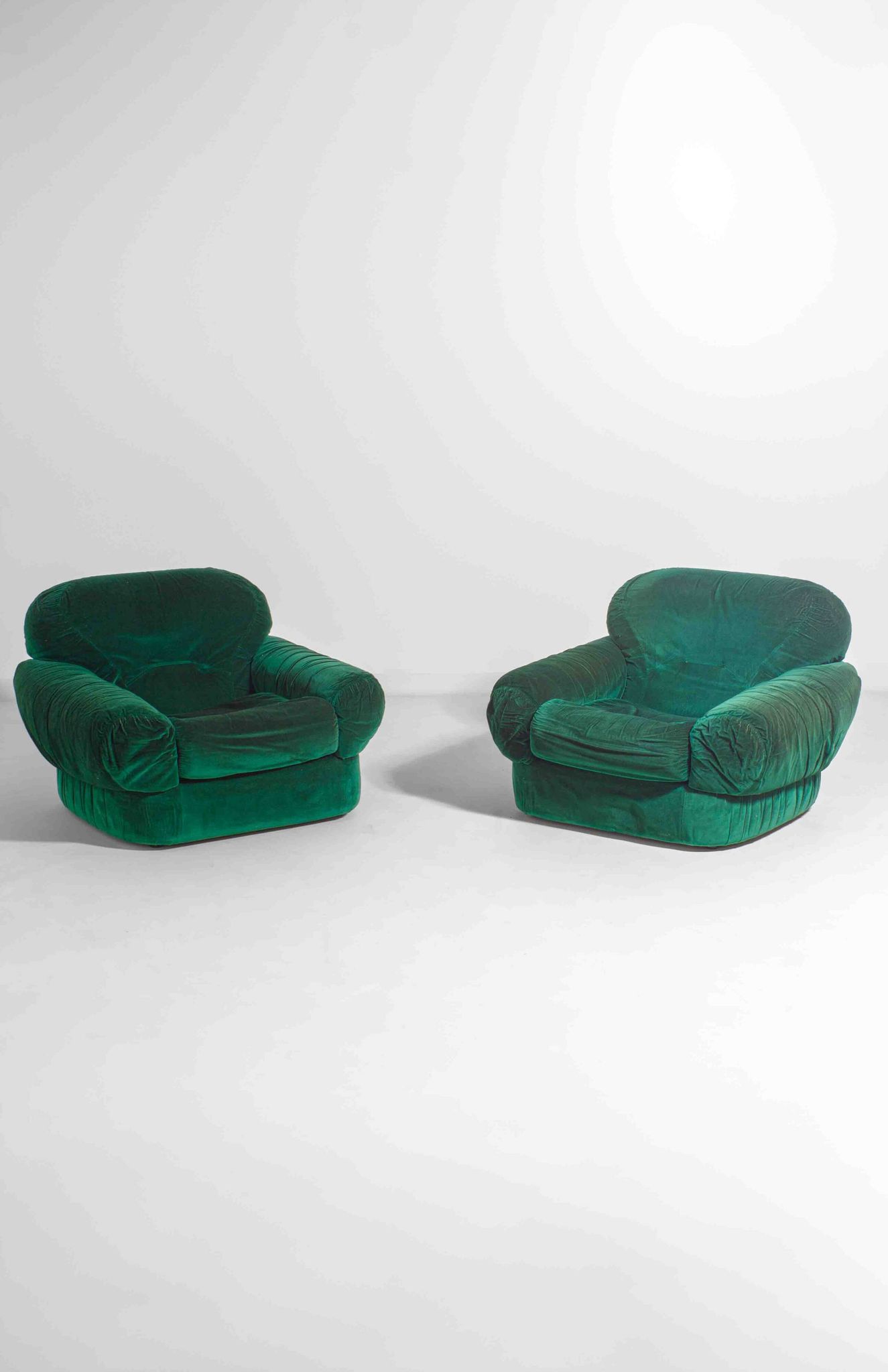 Pair of plump lounge fauteuils in green velvet, Italy 1970s
