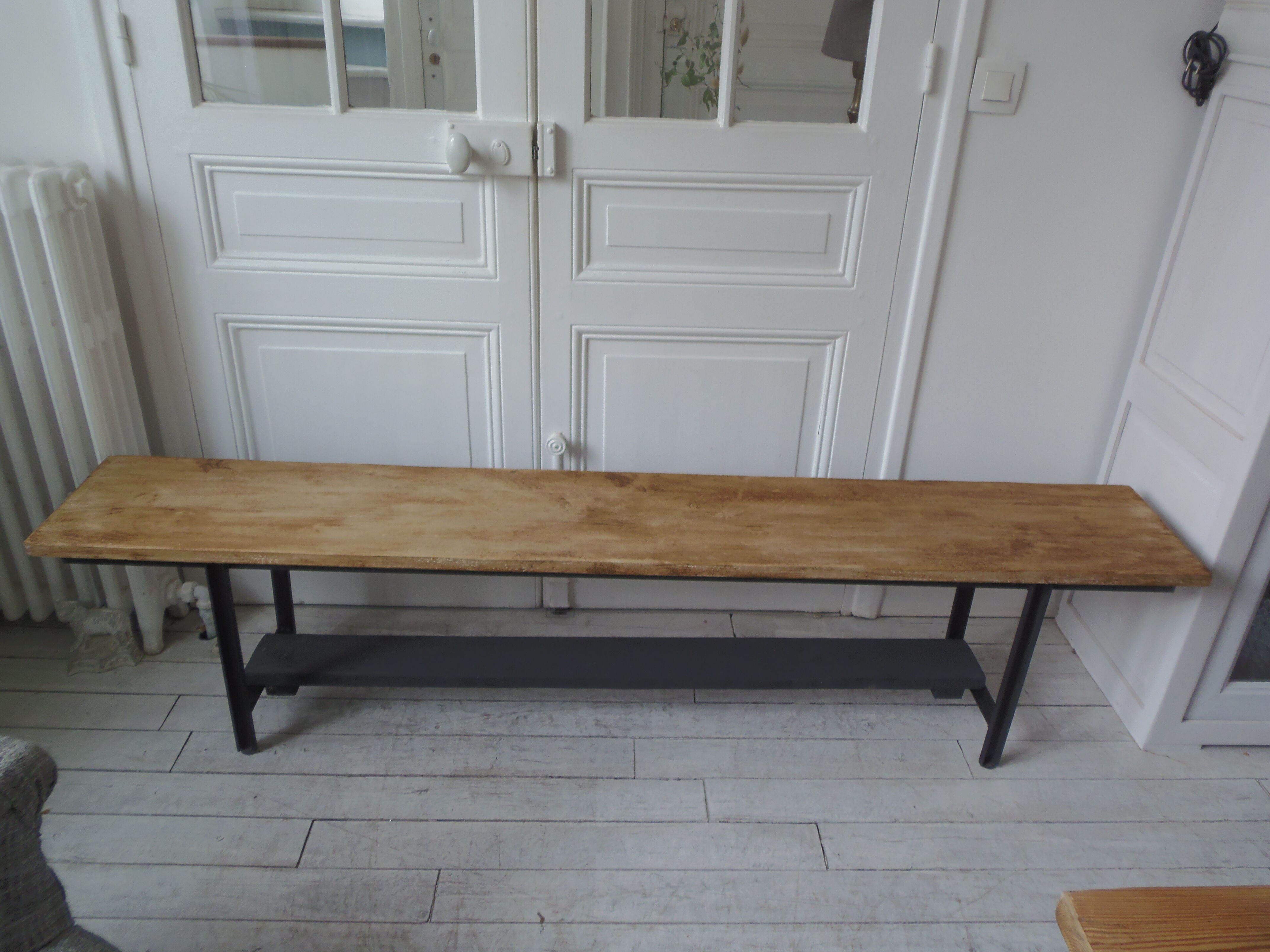 Bench metal structure and cross slate gray wood, waxed seat medium oak.