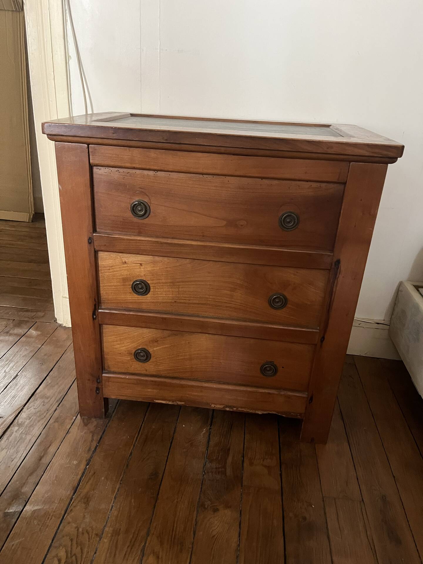 Commode 3 tiroirs en merisier et marbre gris, XIXe siècle