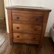 Commode 3 tiroirs en merisier et marbre gris, XIXe siècle