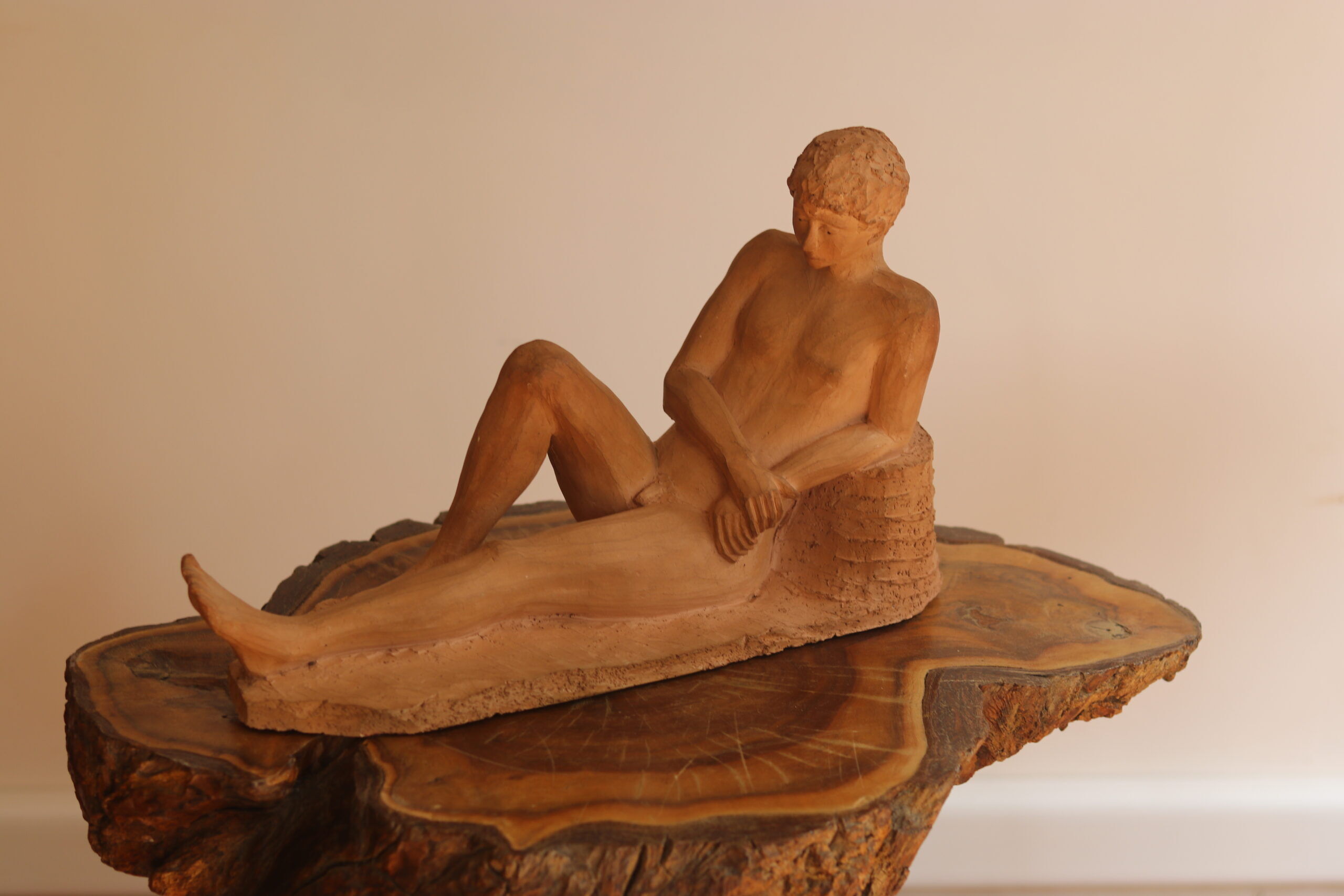 Terre cuite jeune homme nu allongé, 1988