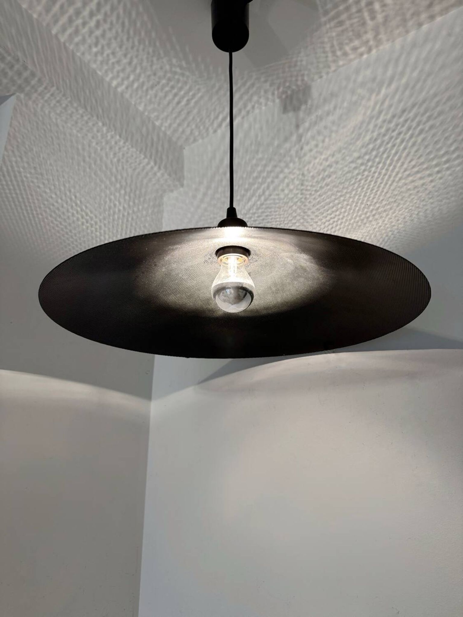 Suspension en métal micro-perforé, années 60