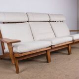 Large Danish Sofa in solid oak and fabric, model GE375 by Hans Wegner for Getama 1960.