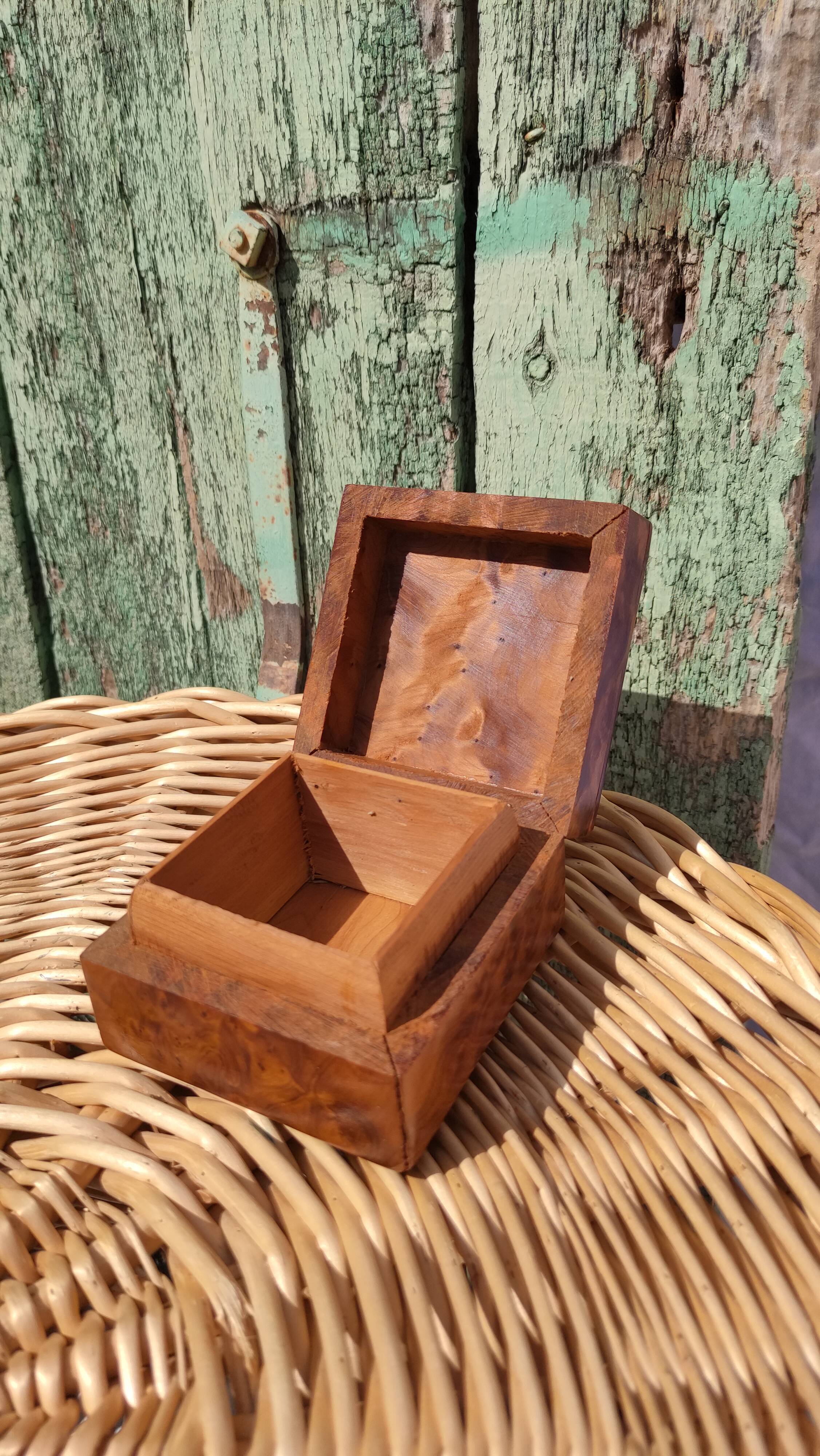 Old box in thuja magnifying glass Napoleon III style
