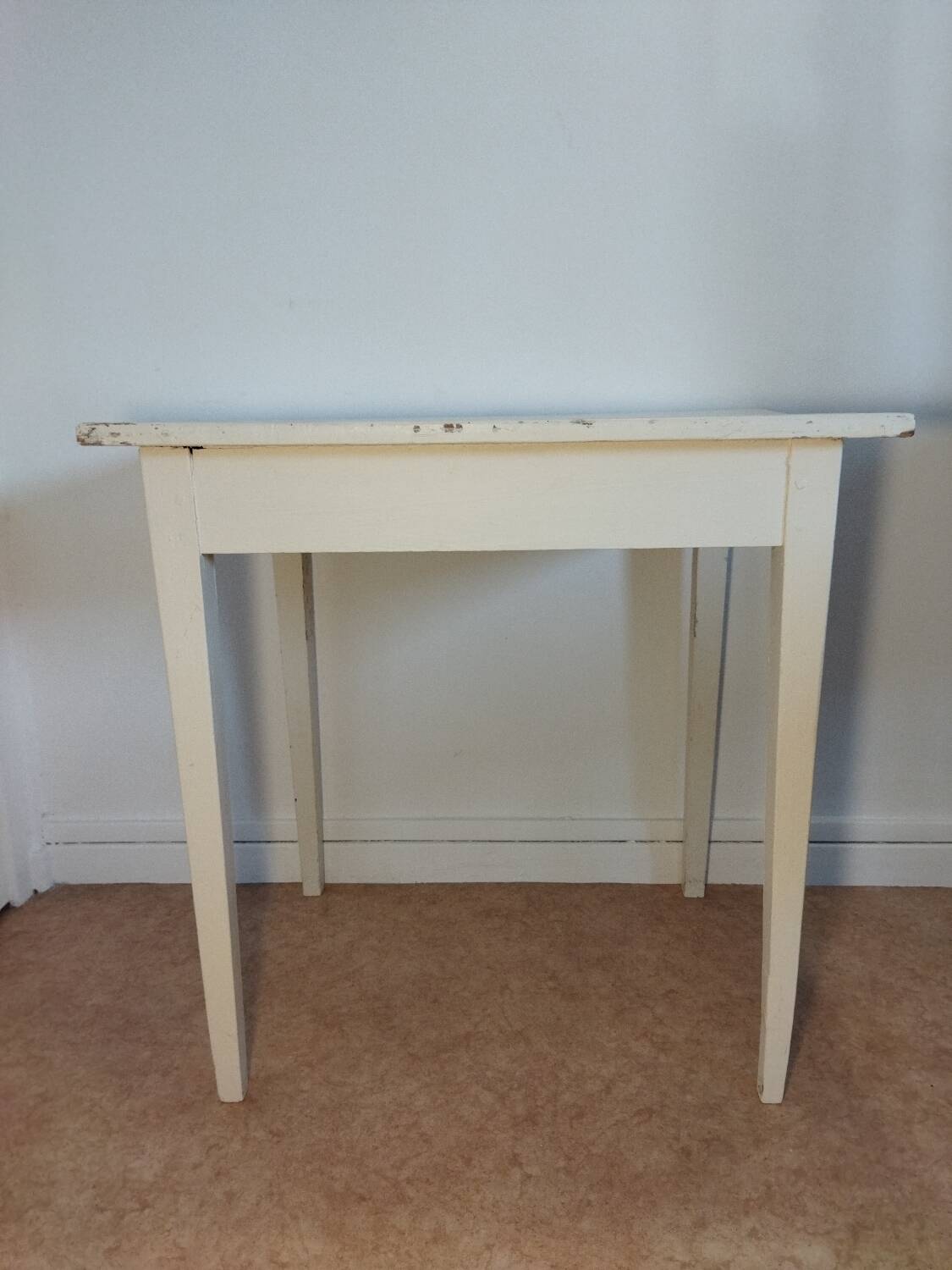Spindle-legged desk