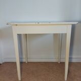 Spindle leg desk
