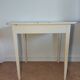 Spindle-legged desk
