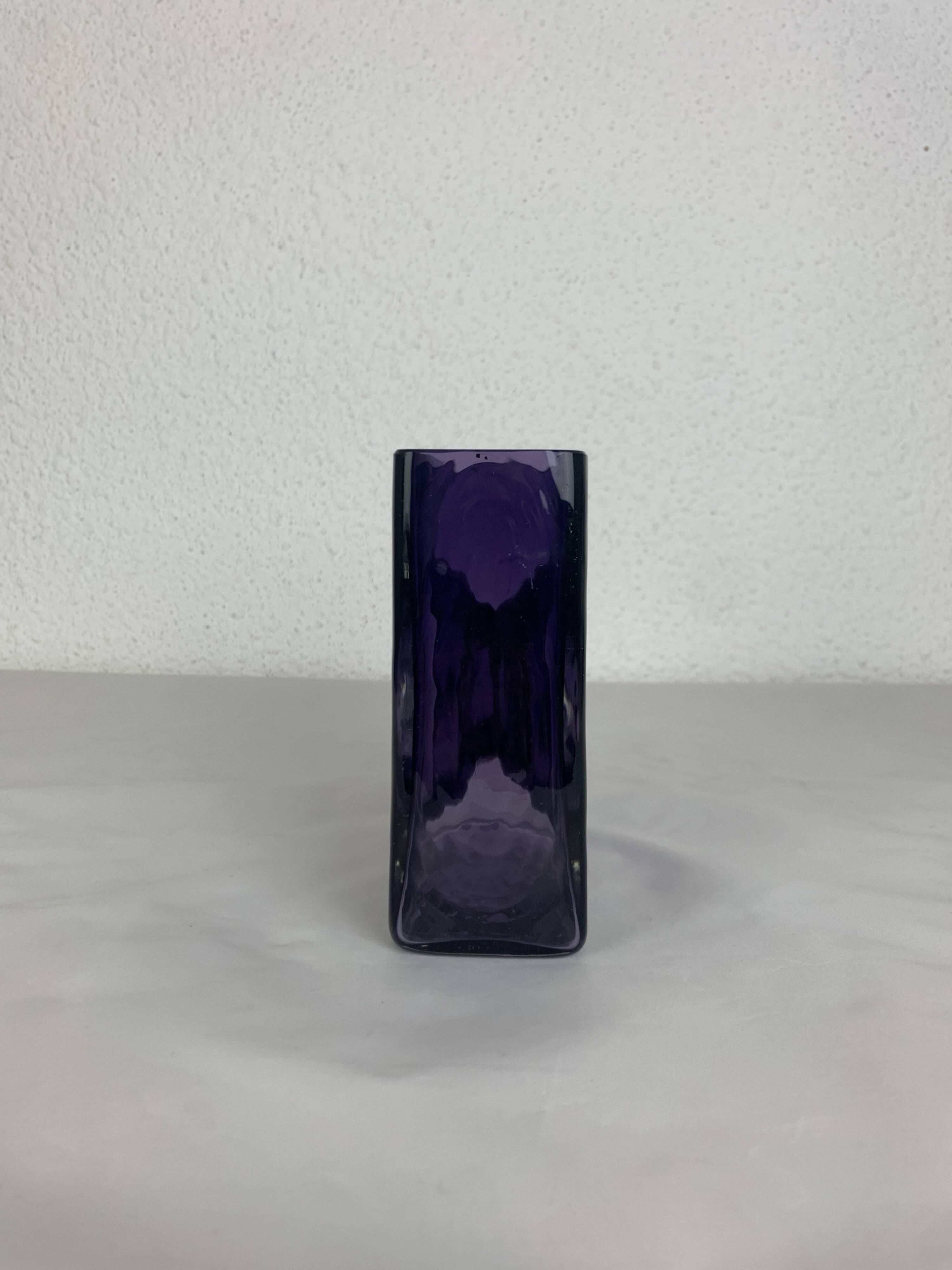 Diabolo vase signed Christian Tortu, blown glass in purple.
