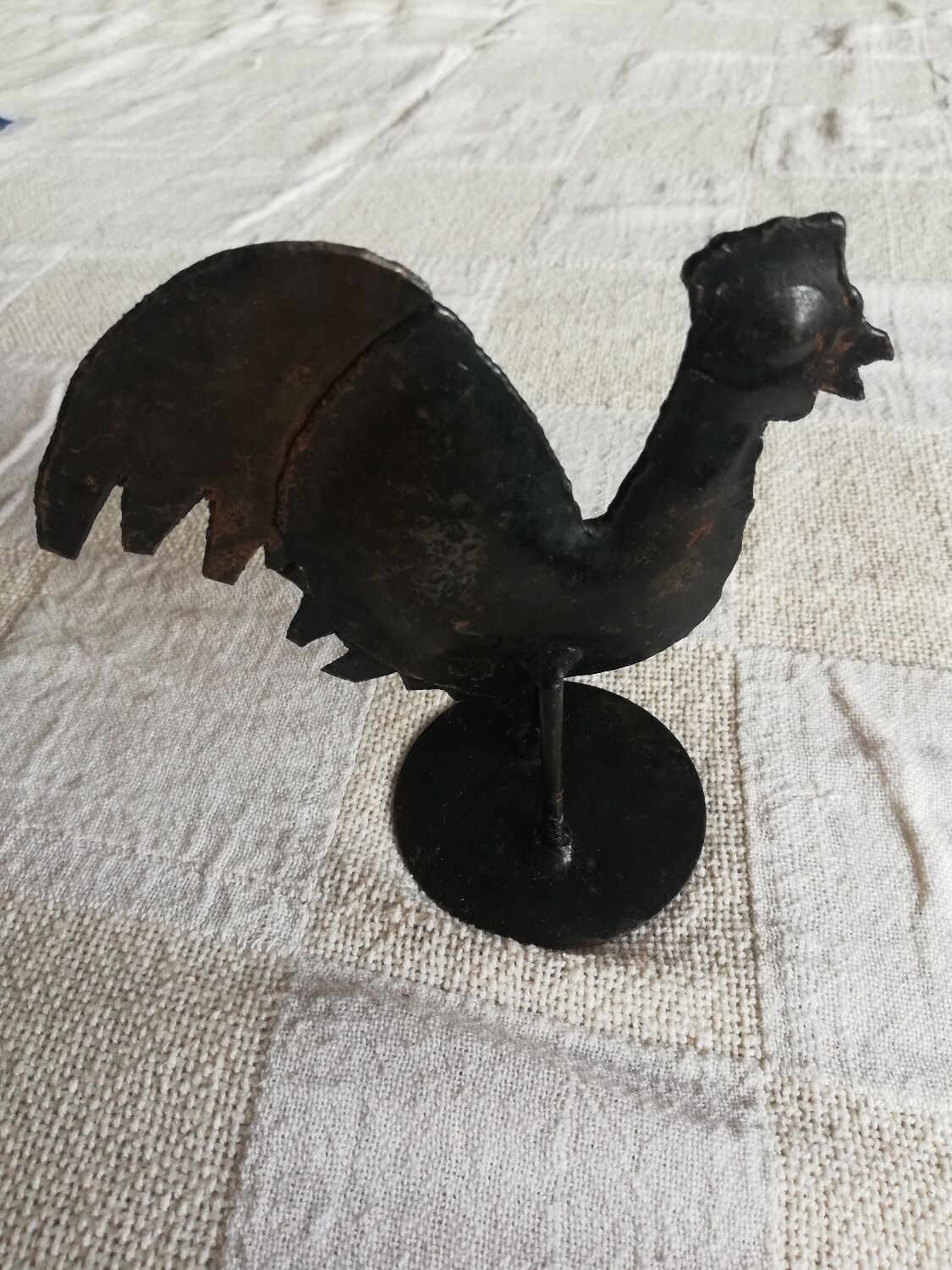 Brass hen or rooster on round support decoration