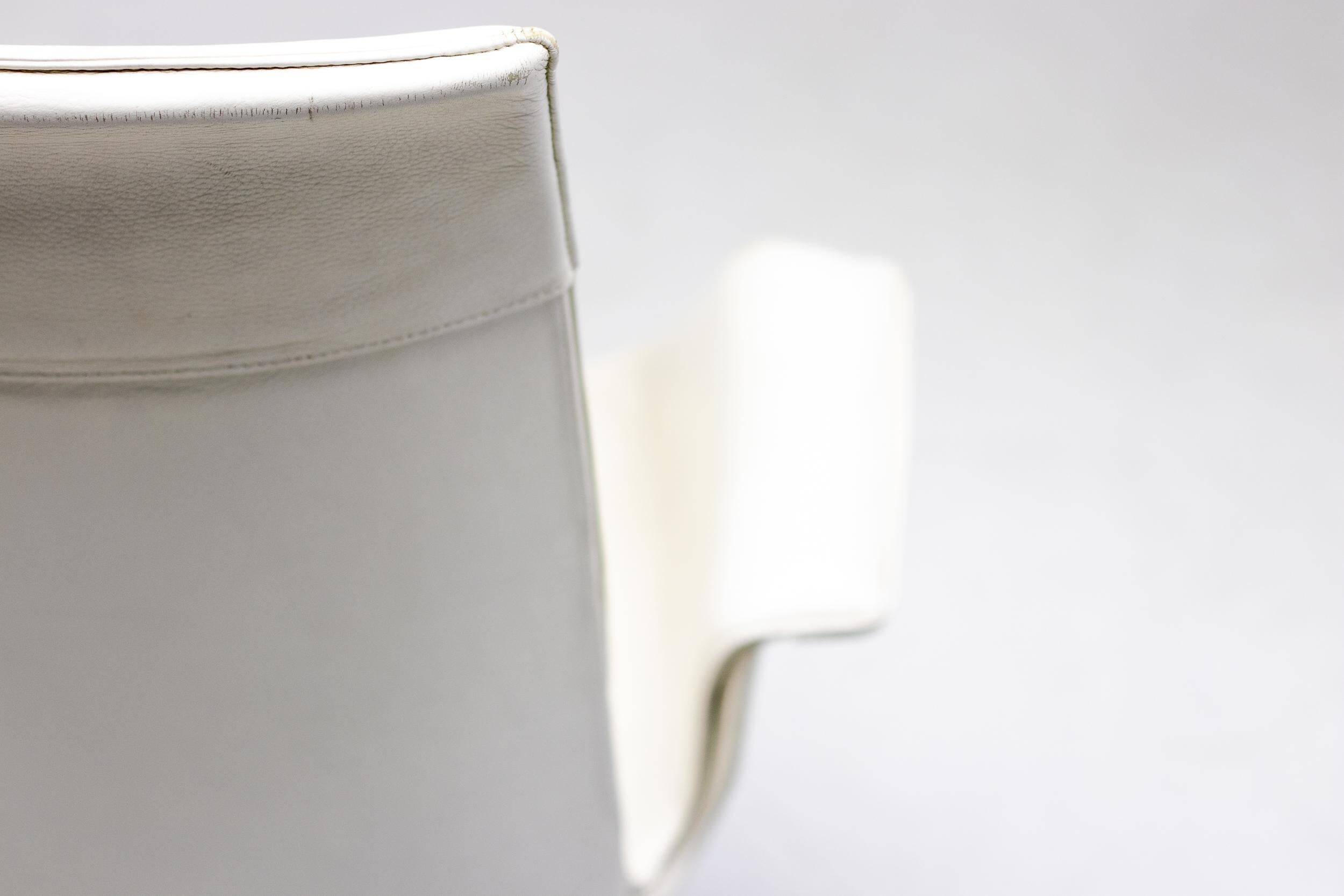 Neuf chaises à dossier haut en cuir blanc sur roulettes par Fabricius & Kastholm.