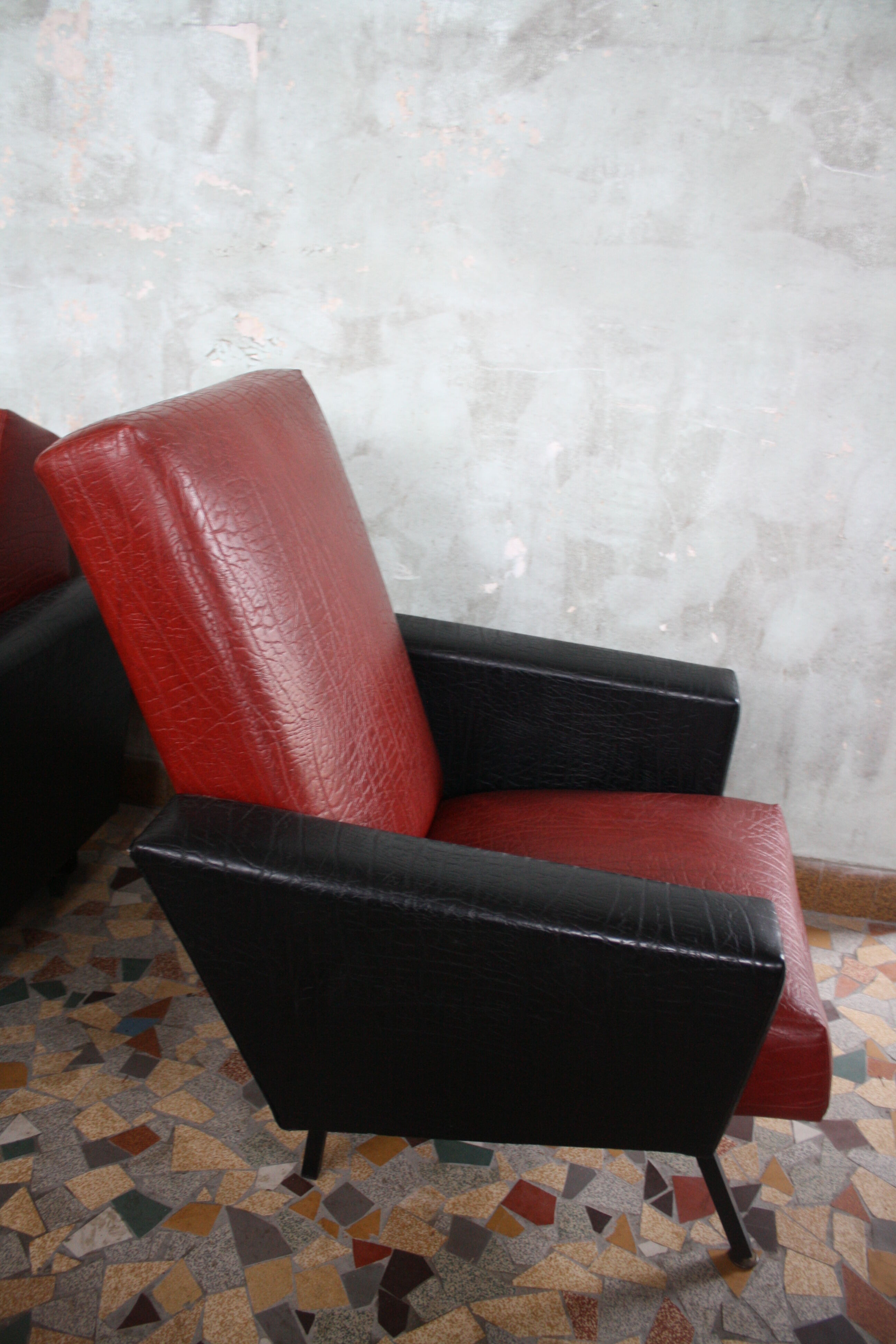 3-seater sofa and 2 rockabilly chairs in red and black skai