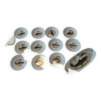 11 dinner plates, one large oval dish, and one gravy boat.