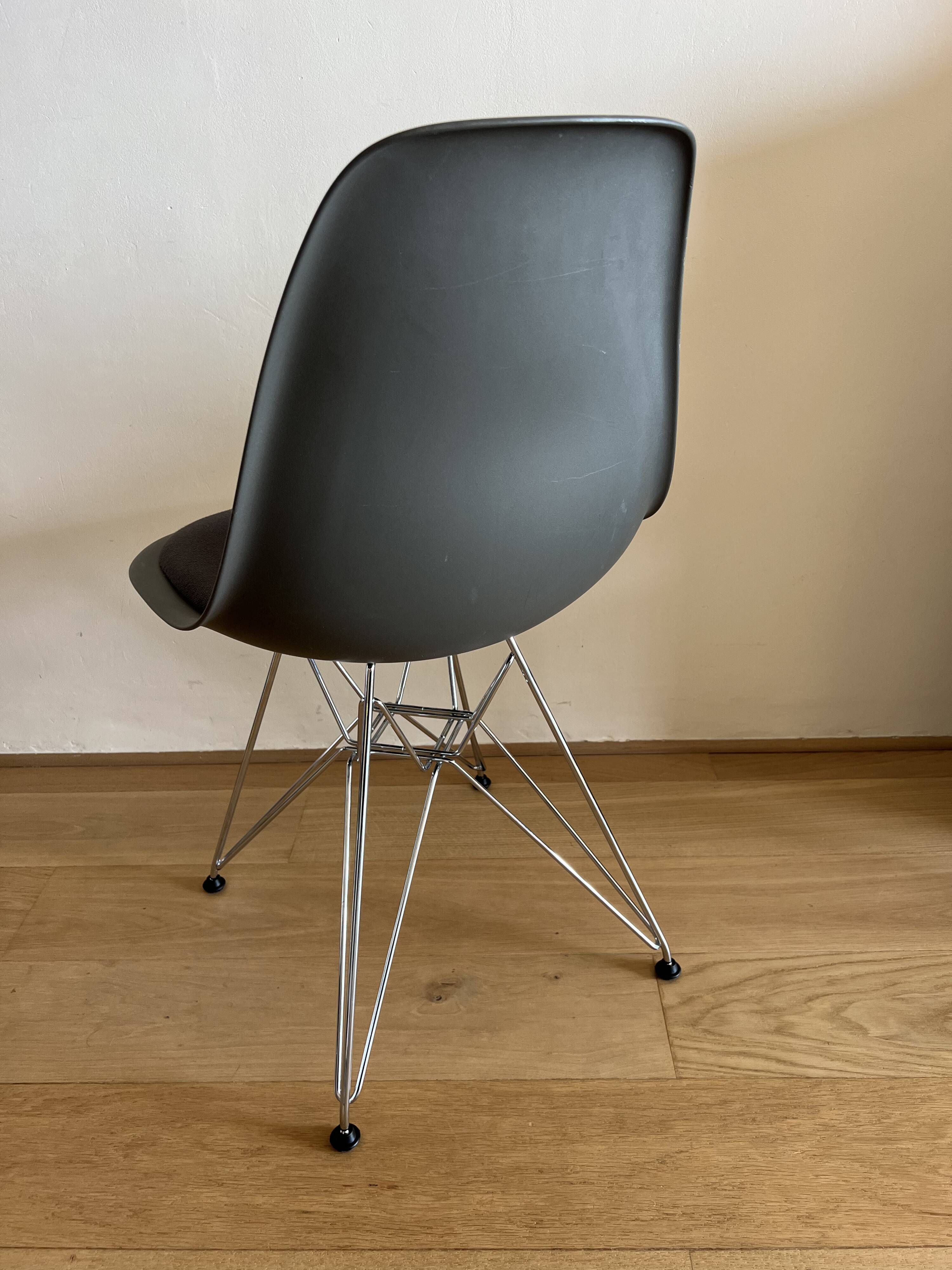 Lot of 4 original Eames DSR chairs by Vitra – with cushion.