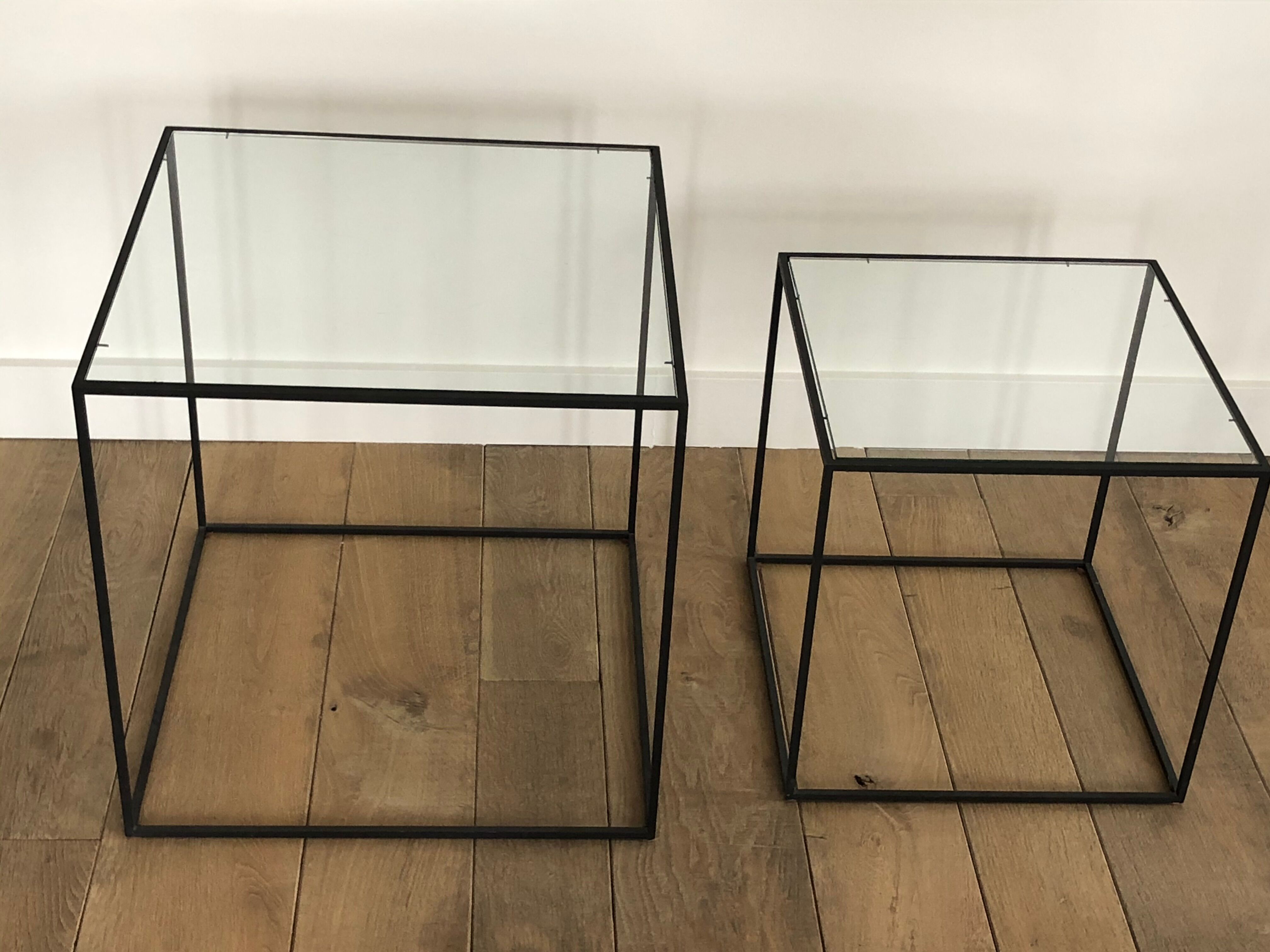 Black metal and glass tables sofa tip