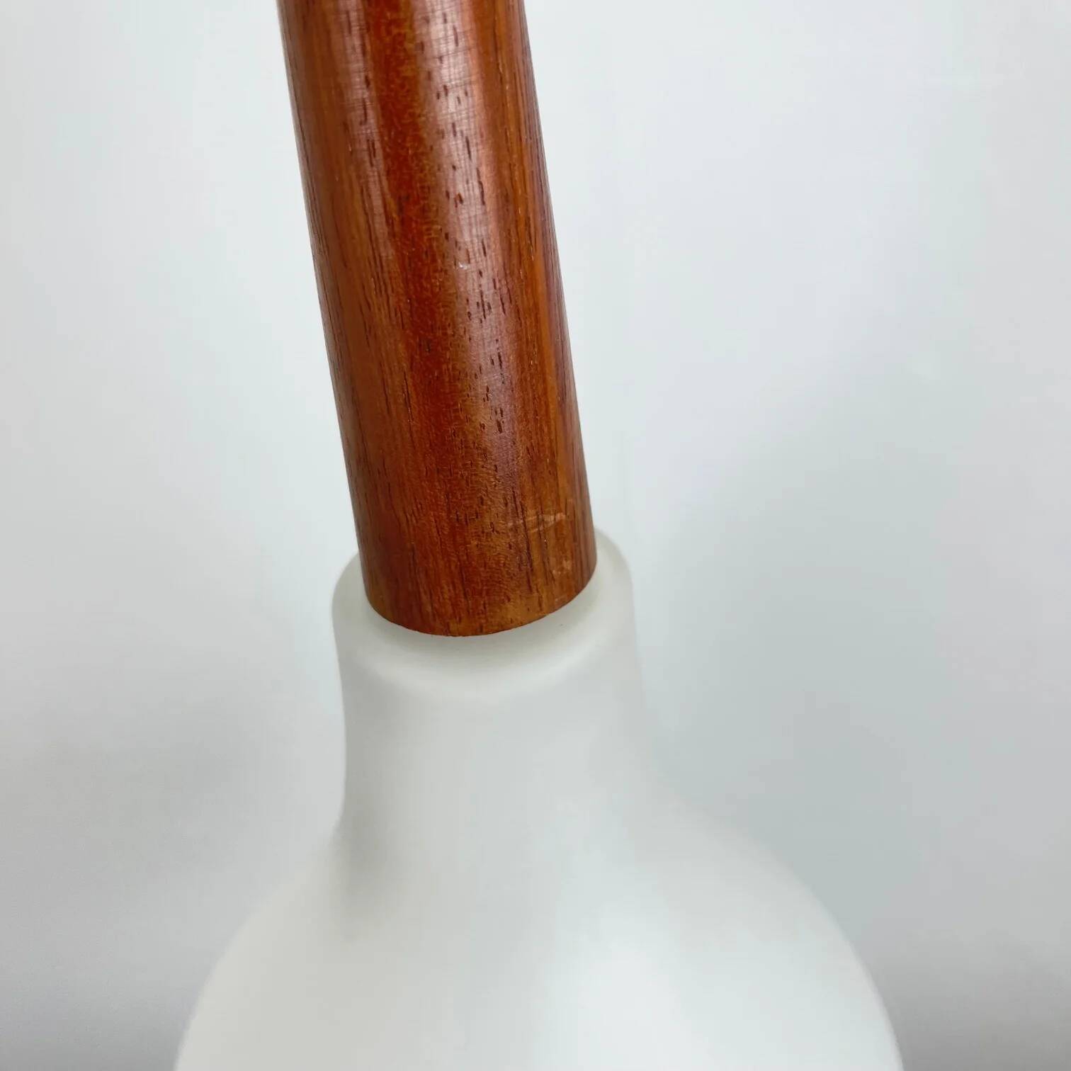 Suspension scandinave opaline et teck, midcentury modern