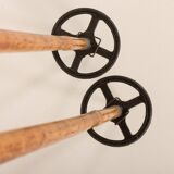 Paire de skis en bois vintage avec fixations Geze Kandahar et bâtons en bambou, années 1950