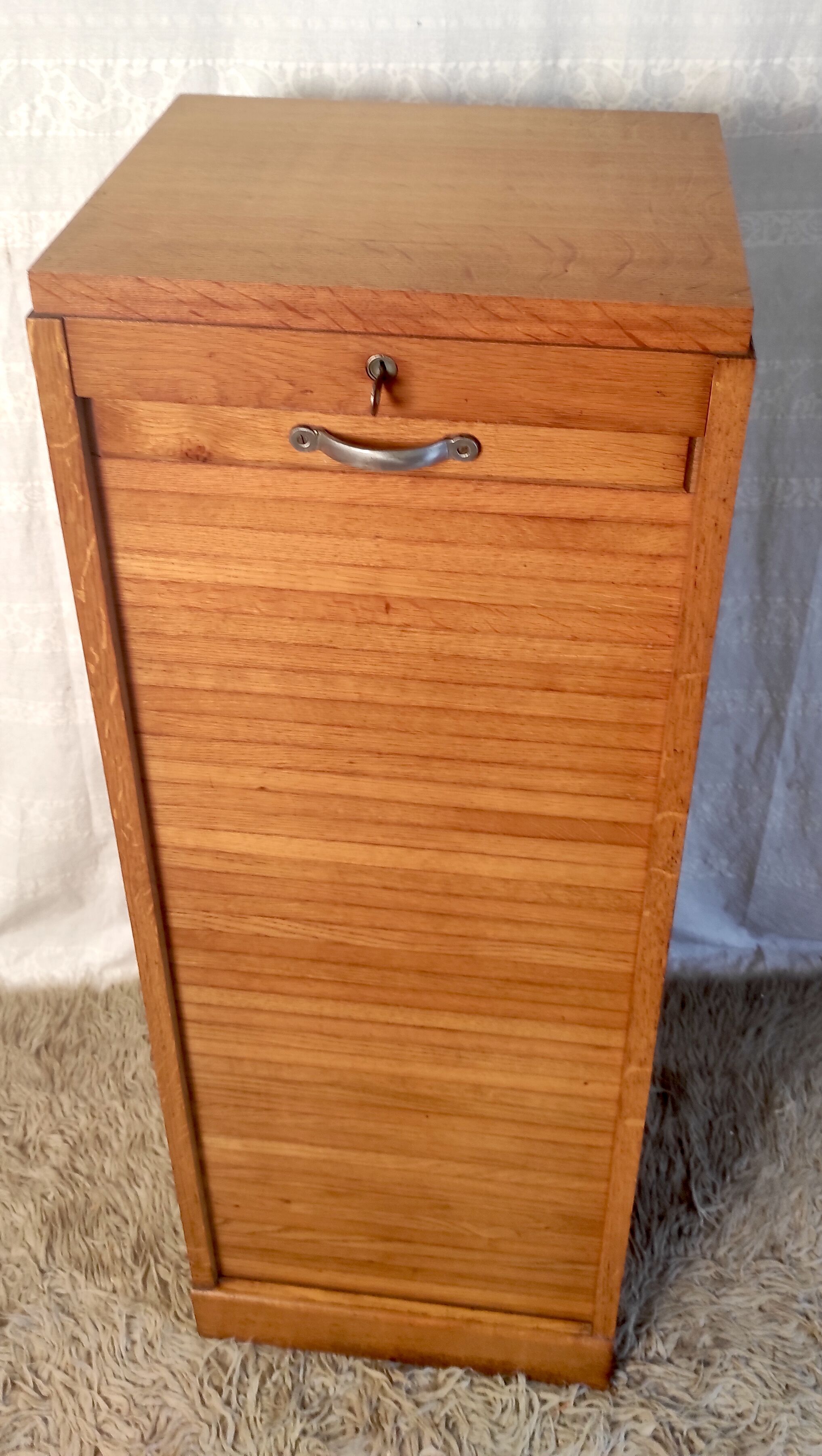 Meuble classeur à porte rideaux en chêne