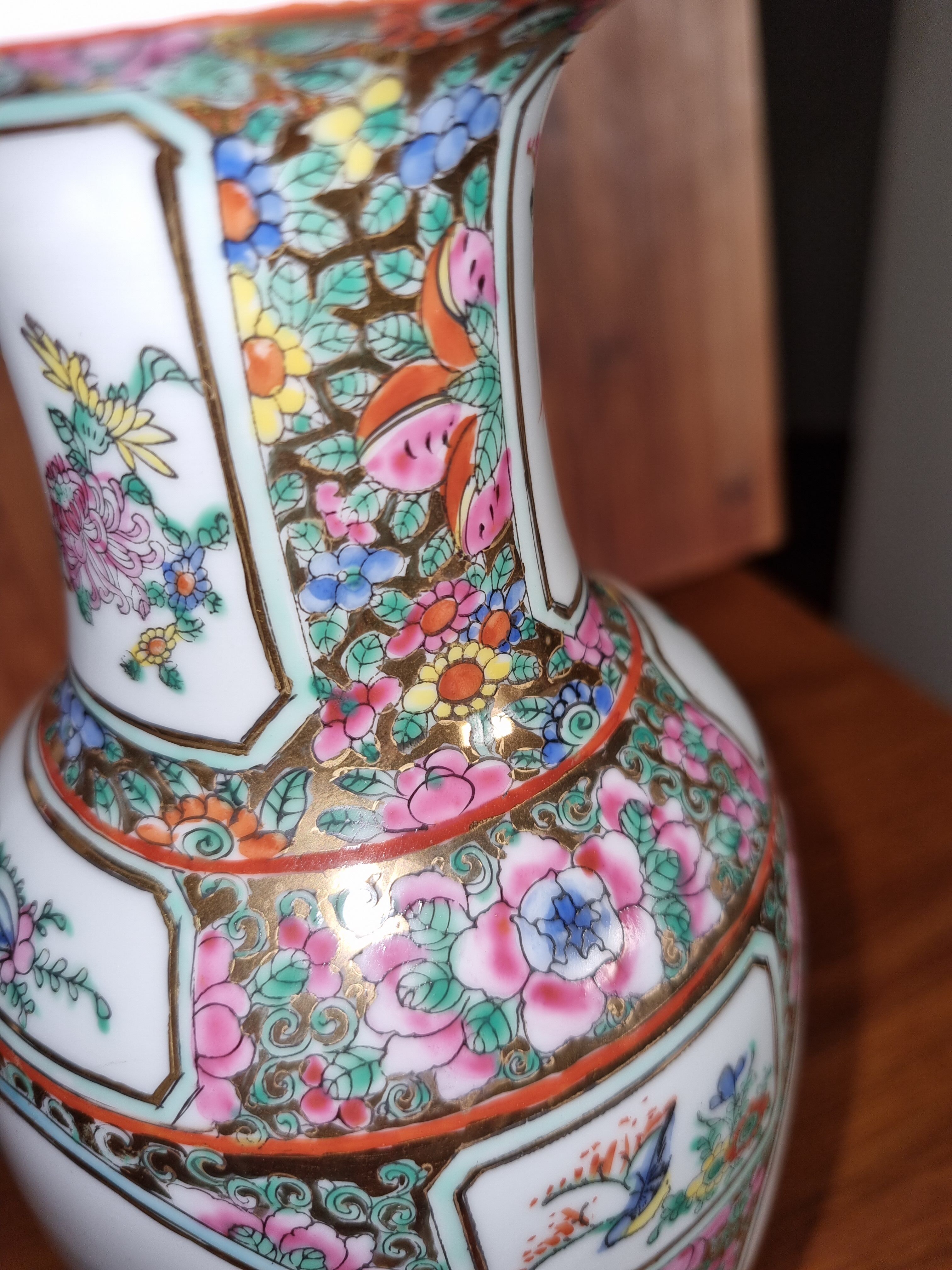 Chinese porcelain vase Canton style