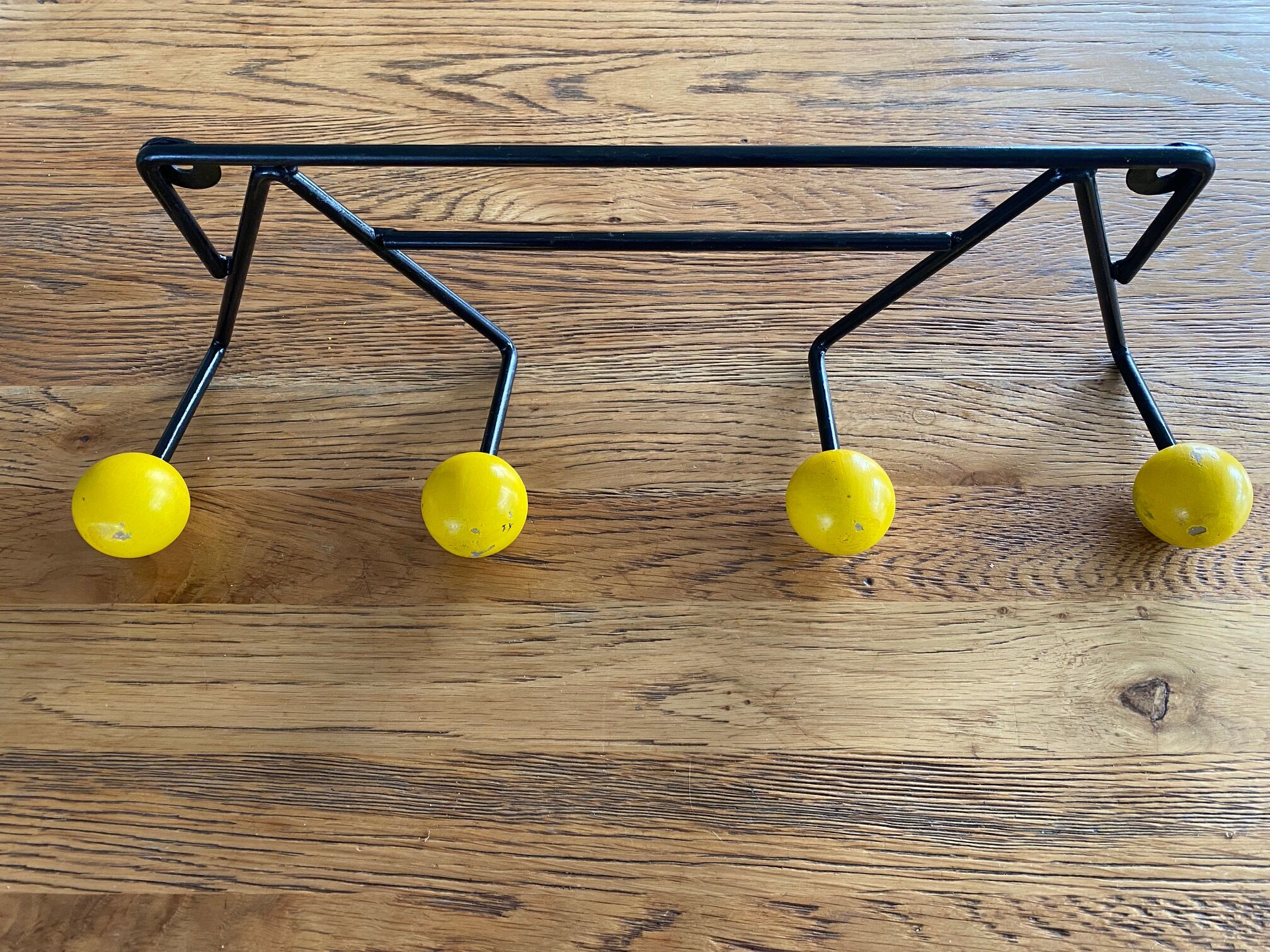 2 coat rack walls 4 balls balls 50s