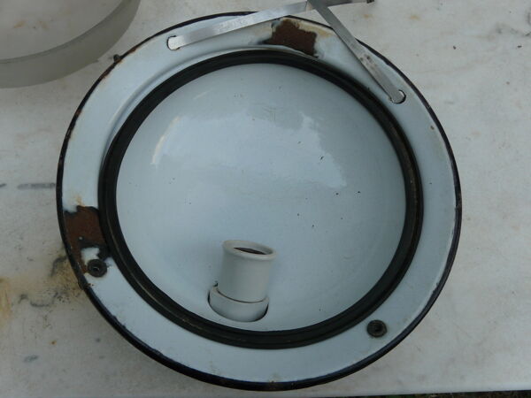 Applique en fonte émaillée blanche bordure bleue diamètre 30cm.