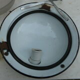 Applique en fonte émaillée blanche bordure bleue diamètre 30cm.