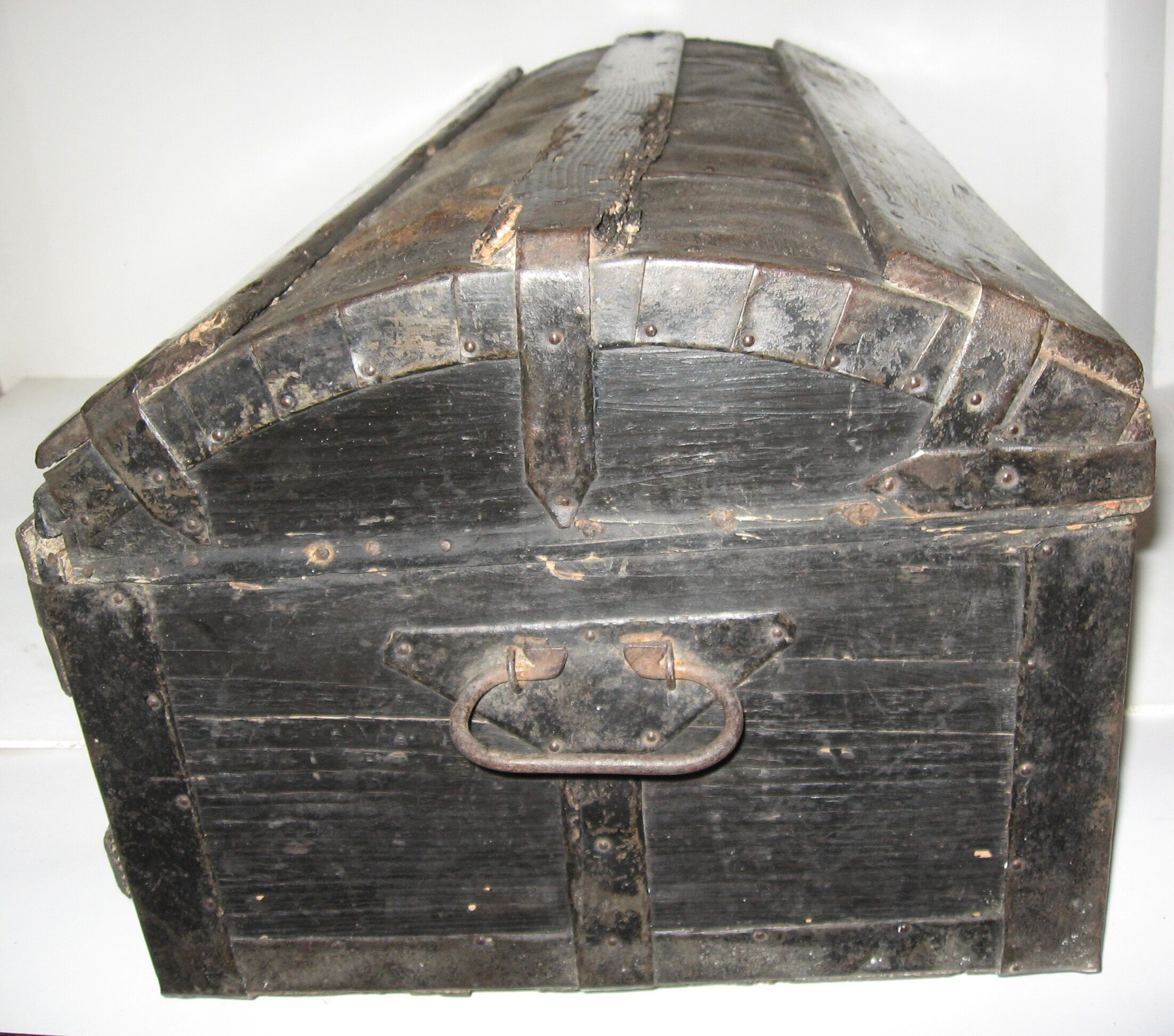 Trunk wood and leather