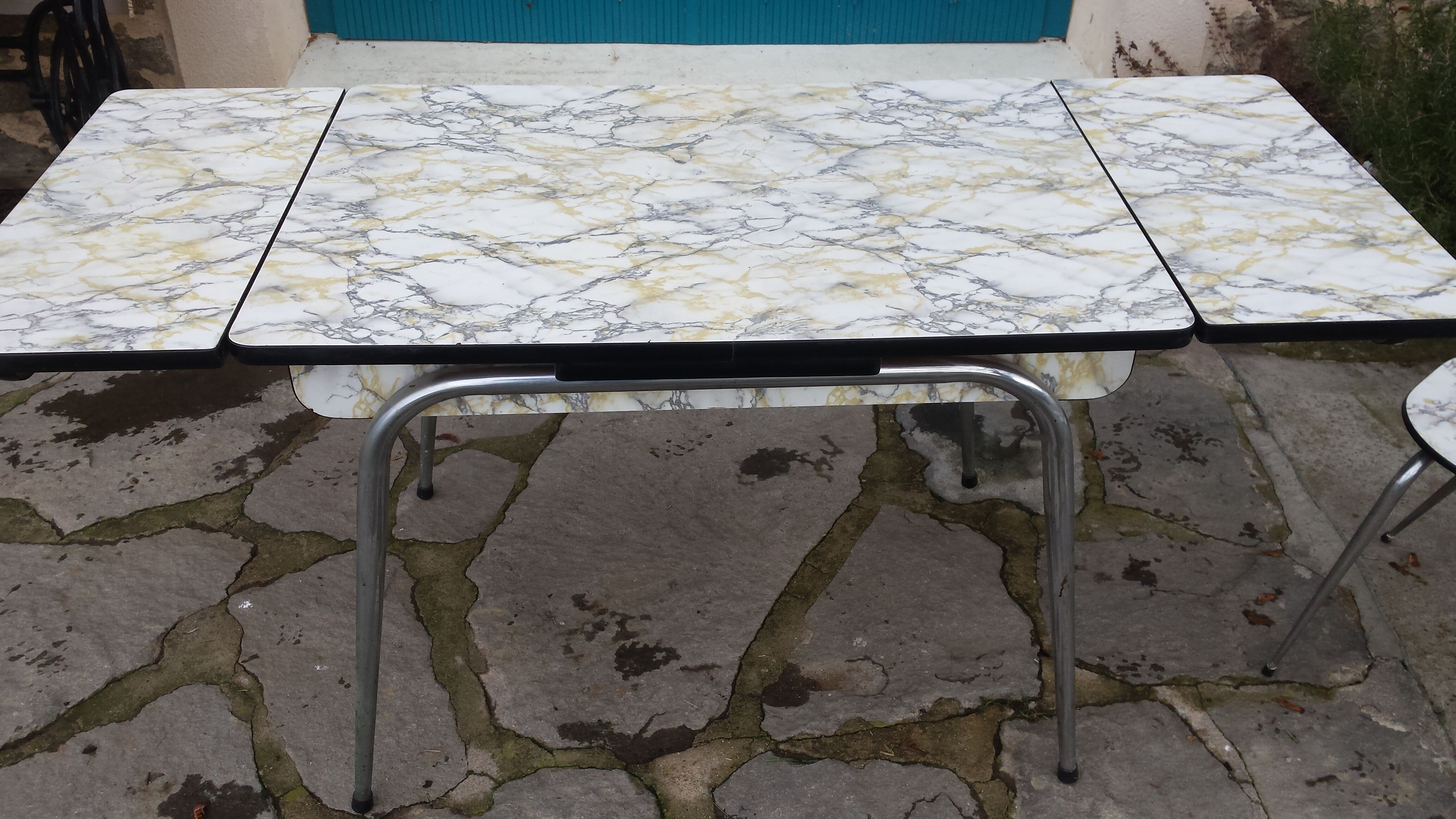 Formica table and 6 chairs