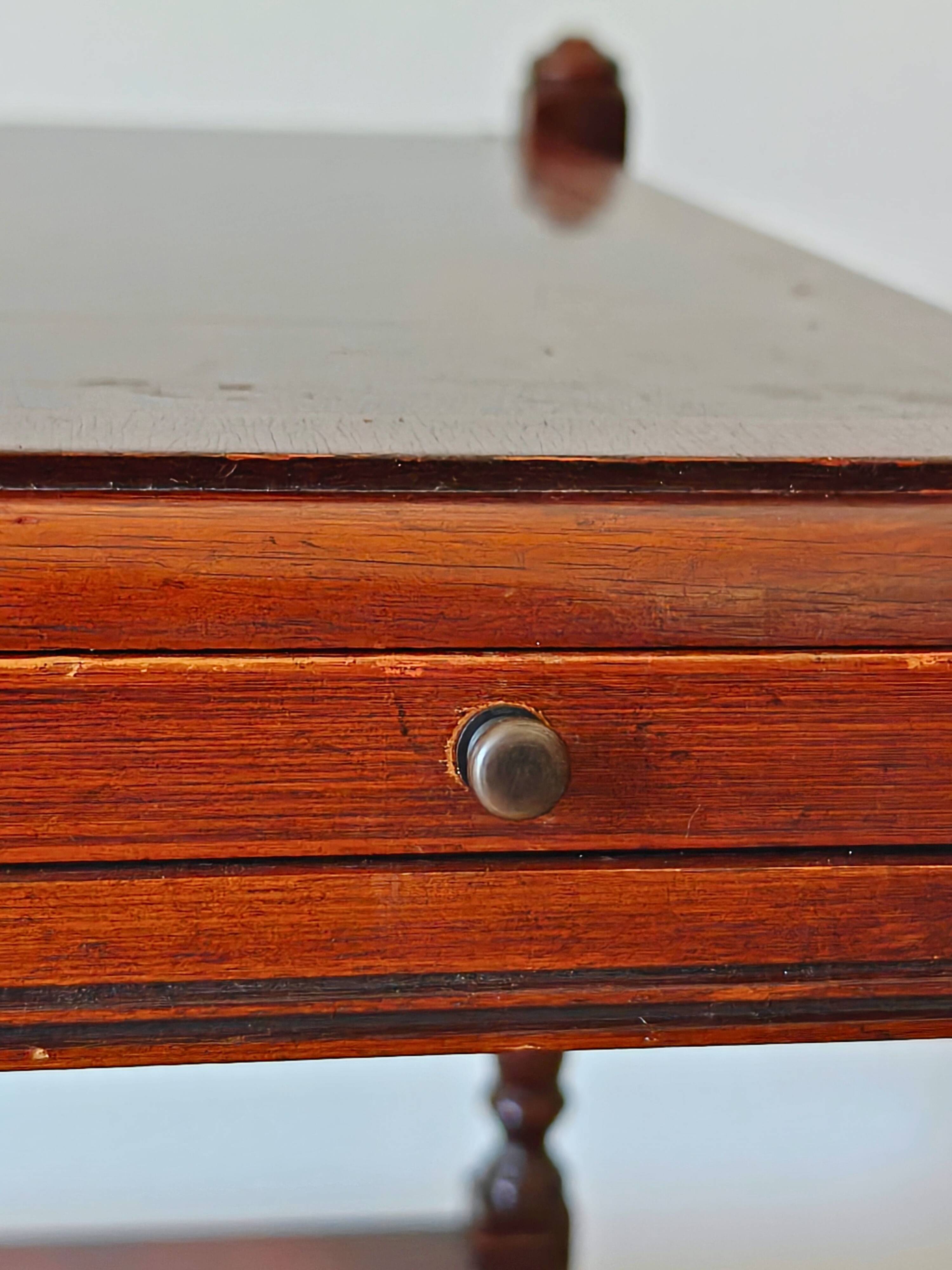 Table d'appoint en if par Bradley England