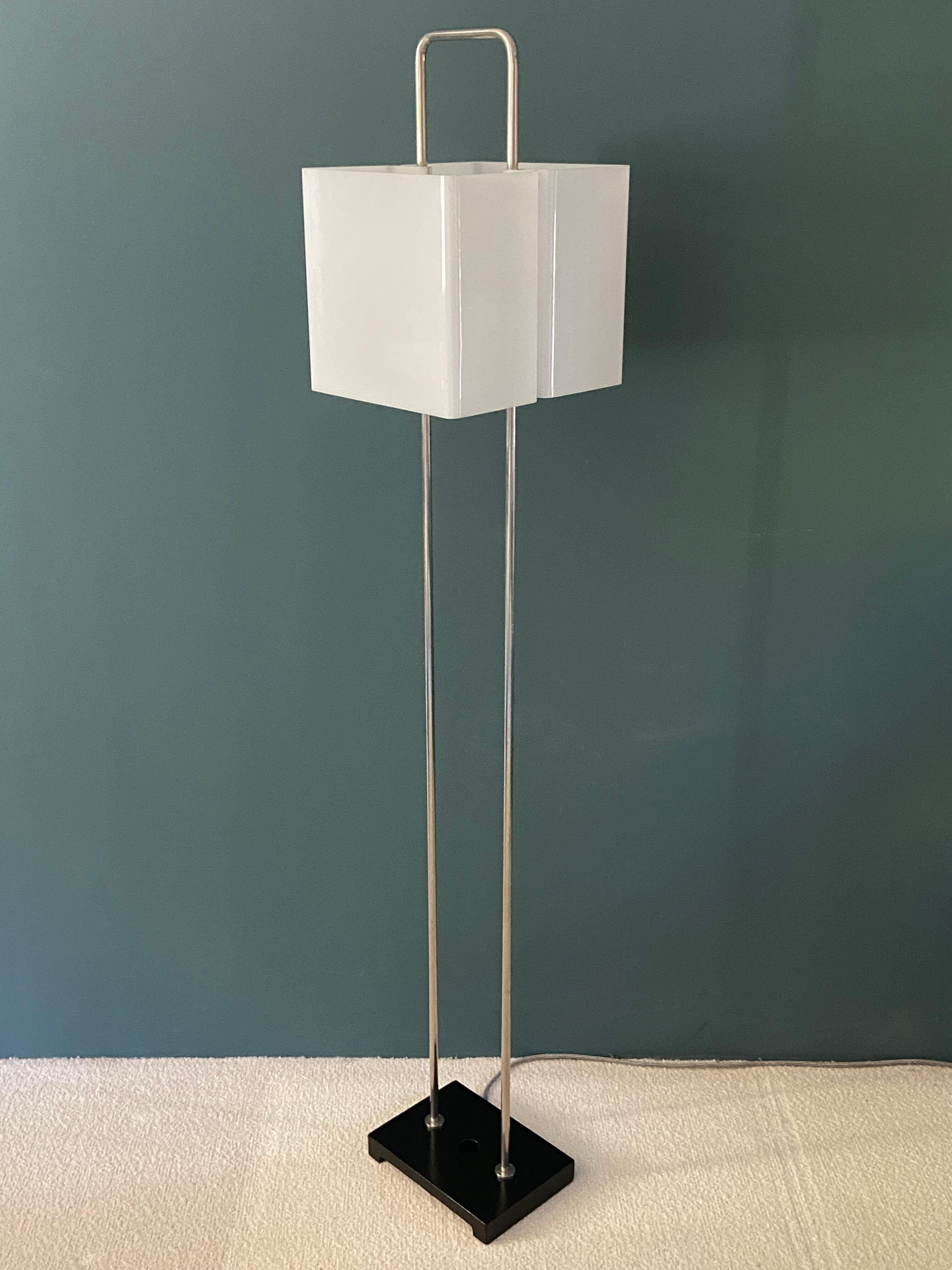 Lampadaire italien chrome et altuglas 1960